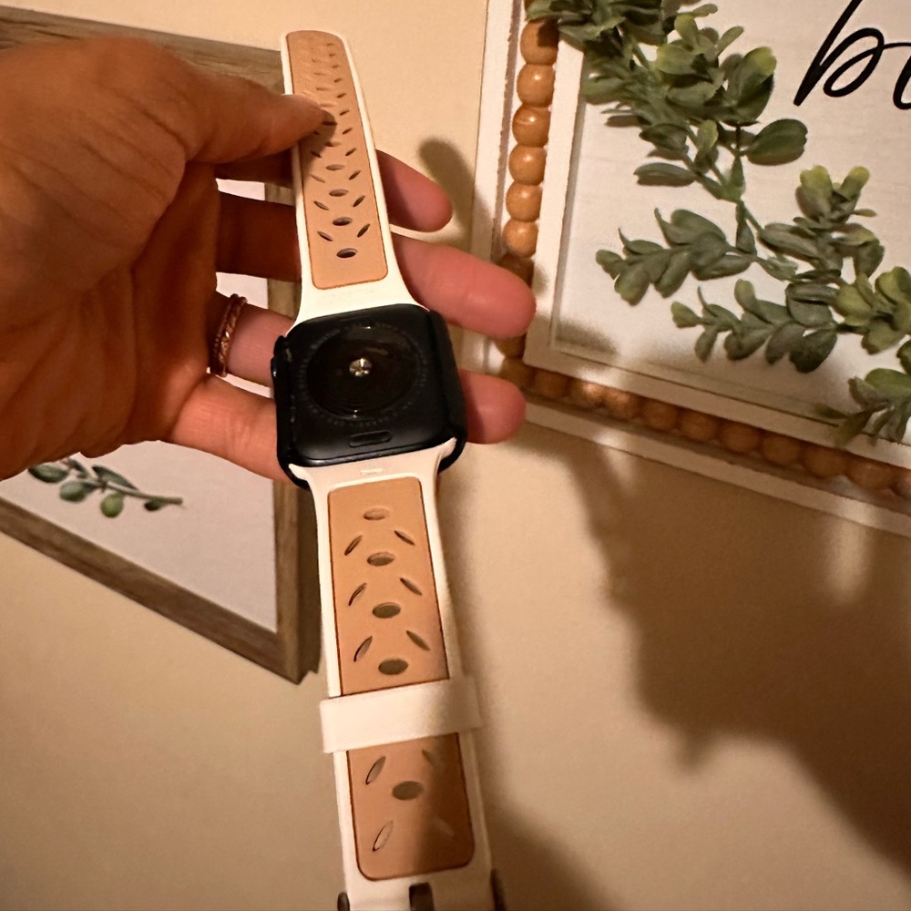 Hey yall I am selling a Used— Good condition apple watch SE 40(mm)